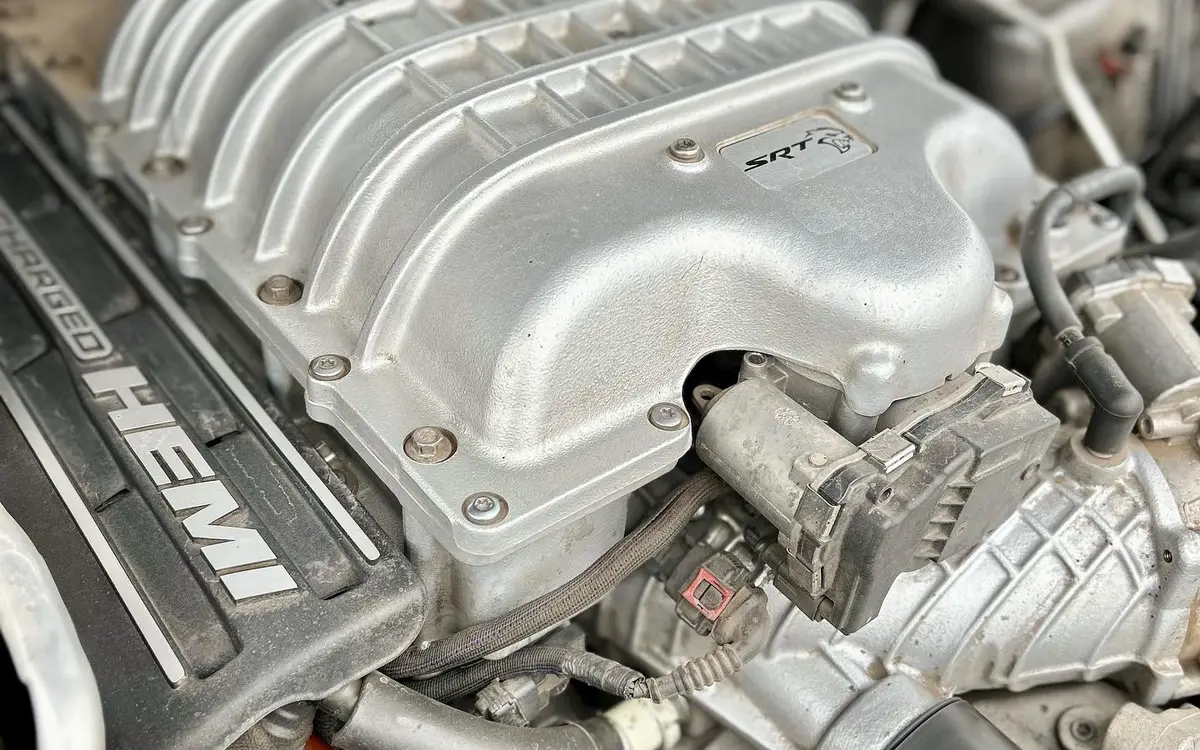 Detalle de componentes electrónicos revisados durante un diagnóstico automotriz