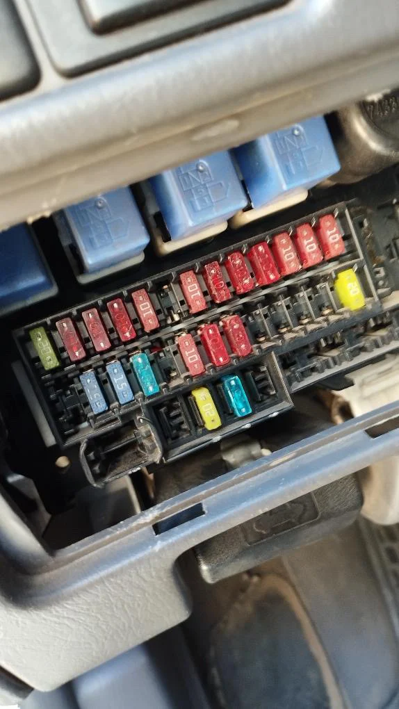 Caja de fusibles y relés de un vehículo durante una revisión eléctrica